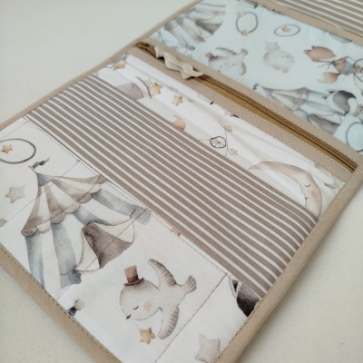 Carteira ou organizador em tecido com padrão listrado e desenhos infantis em tons neutros