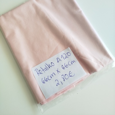 Retalho de tecido rosa claro dobrado com etiqueta escrita à mão e embalagem em plástico transparente