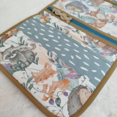 Estojo portátil com tecido estampado de animais e padrão de gotas