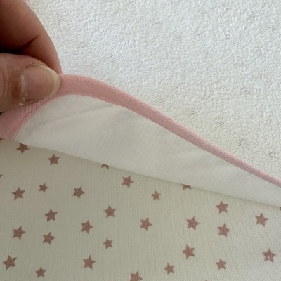 Toalha branca felpuda com borda rosa e tecido de estrelas cor-de-rosa