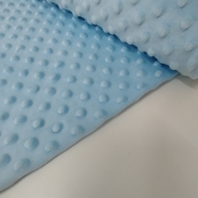 Tecido azul claro com textura em bolinhas em relevo