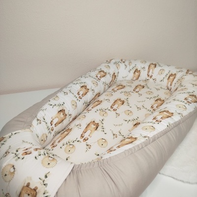 Ninho de bebé com estampado de ursos castanhos e círculos amarelos em tons bege e branco