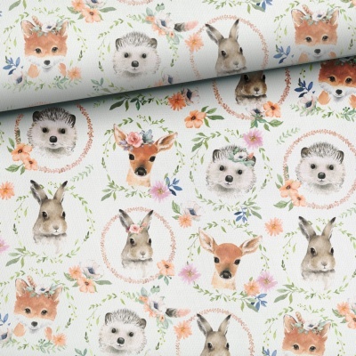 tecido branco com padrão de faces de animais e coroas florais