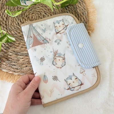 Estojo tecido com padrão de corujas e fecho riscado azul claro