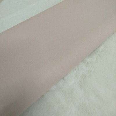 Tapete rosa claro sobre tapete branco felpudo