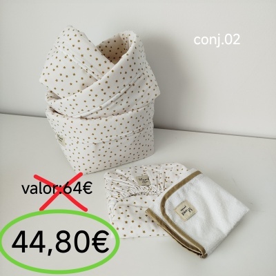 Conjunto de têxteis para bebé com padrão estrelas douradas e toalha branca