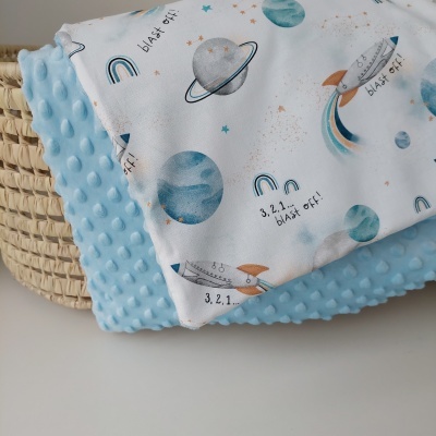 Manta azul claro texturada e branca com padrão espacial e texto para bebé