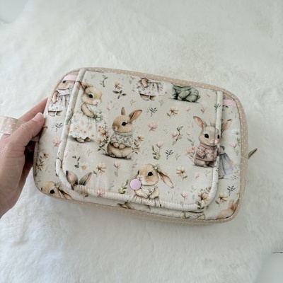 Bolsa tecido com padrão de coelhos vestidos em tons pastel