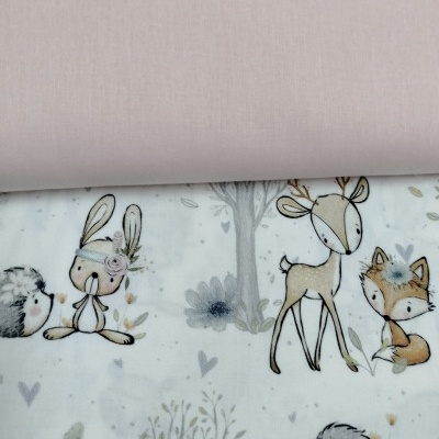 tecido infantil com animais desenhados e tecido liso rosa claro
