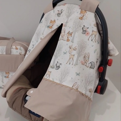 Capa bege claro com padrão de animais para cadeira de bebé