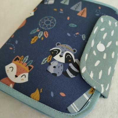 Estojo ou carteira em tecido com padrão de animais e fecho em botão branco