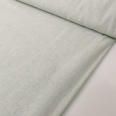 Tecido branco com textura canelada enrolado