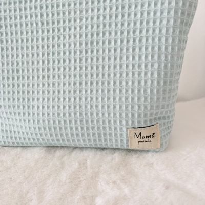 Necessaire azul claro com padrão waffle e etiqueta Mamã pintinha