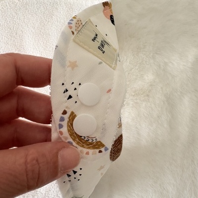 Manta ou fralda para bebé com padrão colorido e botões de pressão