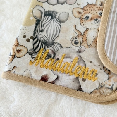 Lenço de bebé com estampado de animais e nome bordado Madalena