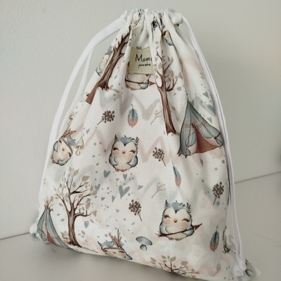 Saco de tecido com padrão de corujas e árvores em tons suaves