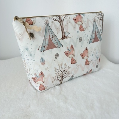 Necessaire com padrão de raposas, tendas e árvores em tecido branco