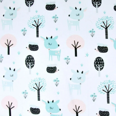 Tecido infantil com padrão de veados, ouriços e árvores em tons suaves.