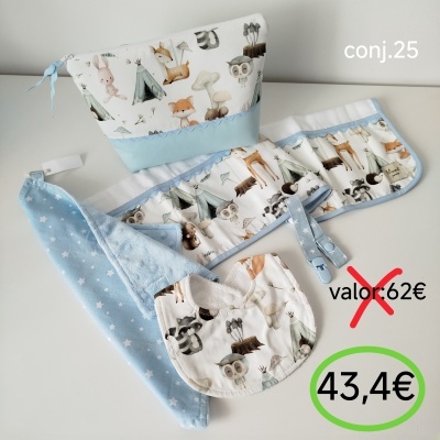 Conjunto de acessórios de bebé com estampa de animais da floresta em tons azul e branco