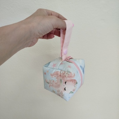 Necessaire pequena azul com estampa de gato e flores, alça rosa e fecho de correr