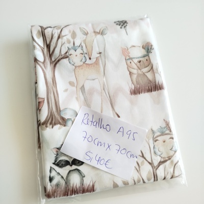 Tecido infantil com estampado de animais da floresta em saco plástico com nota manuscrita