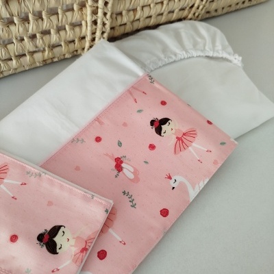 Lençol branco com fronha elástica e capa protetora rosa com estampado de bailarinas e cisnes