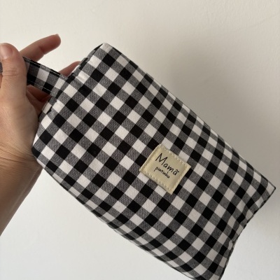 Bolsa pequena xadrez preto e branco com etiqueta Mamã pintinha