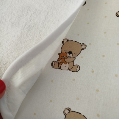 Toalha branca com tecido felpudo e estampa de ursos castanhos a abraçar ursinho