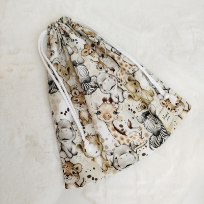 Mochila saco com padrão de animais de safari em tons castanhos e bege