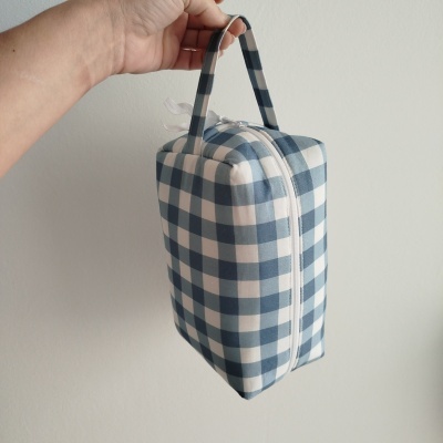 Necessaire de tecido xadrez azul e branco com alça e fecho
