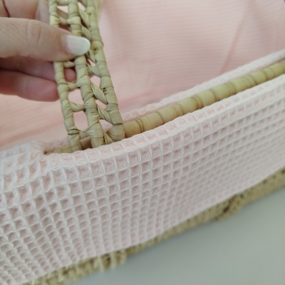 Cesto com alça trançada e revestimento rosa com textura waffle