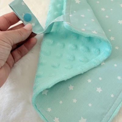 Manta azul claro com estrelas brancas e tecido felpudo azul turquesa com textura
