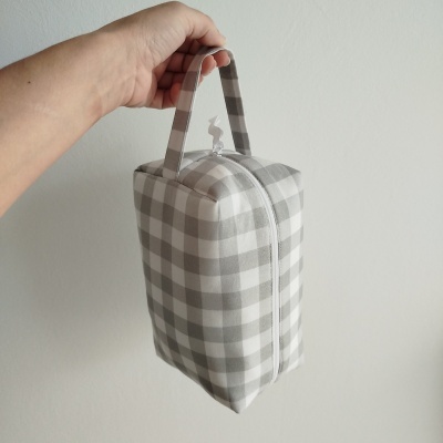 Bolsa ou estojo quadrado xadrez cinza e branco suspenso