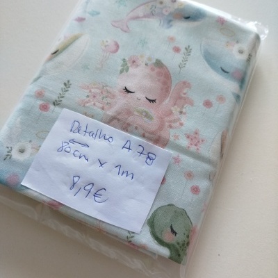 Tecido infantil colorido embalado com etiqueta manuscrita