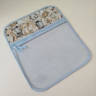 Capa de tecido azul claro com zip e padrão de animais bebé