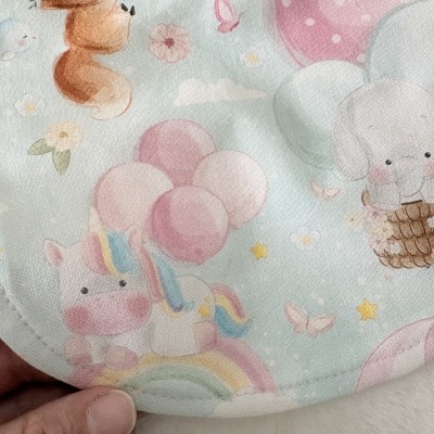 Babete infantil com estampado de raposa, unicórnio, elefante e balões em tons pastel