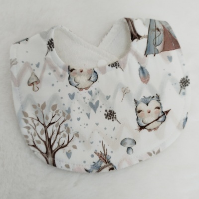 Babete branco com padrão de corujas, árvores e cogumelos