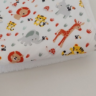 Manta infantil branca com estampado colorido de animais da savana