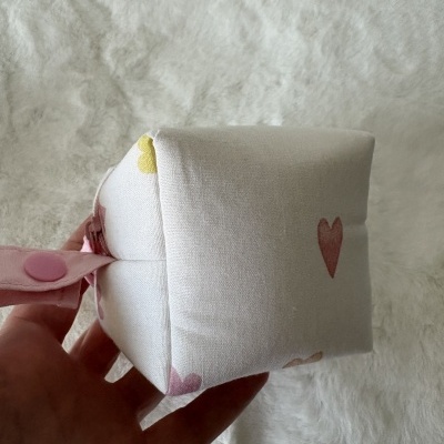Bolsa em tecido branco com corações coloridos, fecho cor-de-rosa e alça com botão cor-de-rosa