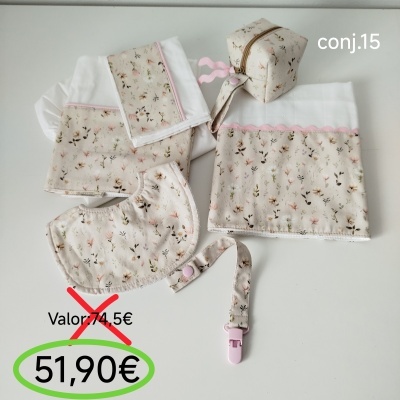 Conjunto de bebé com padrão floral e acessórios sobre fundo branco com preços