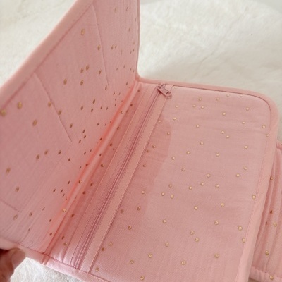 Carteira rosa com padrão de pontos dourados e zíper