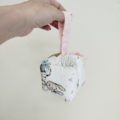 Bolsa pequena quadrada de tecido com padrão de coelhos e árvores, alça rosa