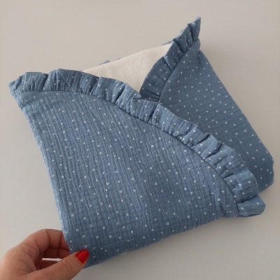 Porta-óculos azul com pontos brancos e borda franjada em fundo branco