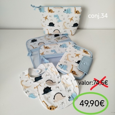 Conjunto de artigos para bebé com padrão de dinossauros azul e bege sobre branco com preços em destaque