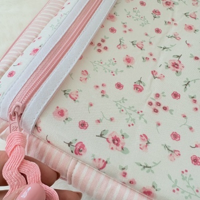 Bolsa ou estojo rosa floral com fecho de correr e cordão rosa