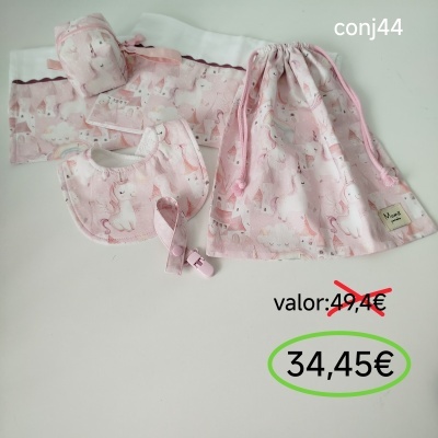 Conjunto de acessórios para bebé rosa com padrões de unicórnios sobre fundo branco e texto de preço