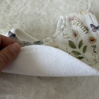 Toalha branca felpuda com padrão floral e borboletas