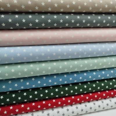 Tecidos coloridos com padrão de estrelas brancas