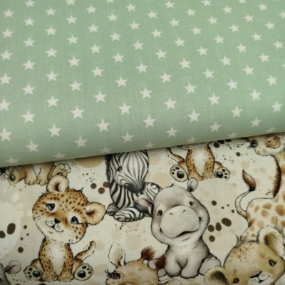 tecidos estampados, um com estrelas brancas em fundo verde e outro com bebés animais selvagens em tons neutros
