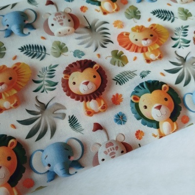 tecido estampado com animais de desenho animado e folhas coloridas